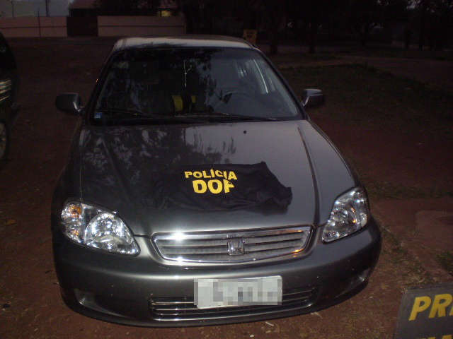  Dois adolescentes que levariam ve&iacute;culo roubado para o Paraguai s&atilde;o detidos