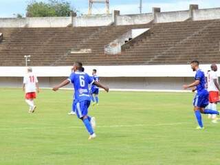 Jogadores do Aquidauanense vibram com gol sobre o Comercial (Foto: Marina Pacheco)