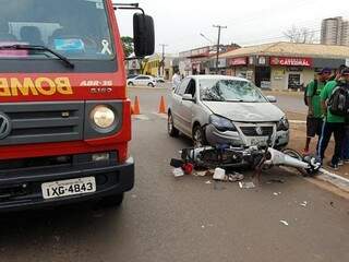 Os dois veículos envolvidos no acidente ficaram danificados (Foto: Mbykymi Noticias)