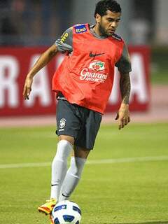 Lateral Daniel Alves volta ao time na partida de hoje. (Foto: Mowa Press)