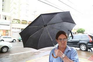 Honório alega que chuva é alívio e que espera que o tempo continue fresco por pelo menos três dias.  (Foto: Fernando Antunes)