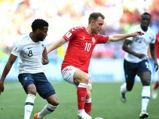 França e Dinamarca na disputa pela bola (Foto: Fifa/divulgação)