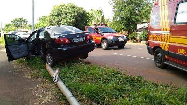 Carro derruba poste após acidente em esquina onde velocidade é problema