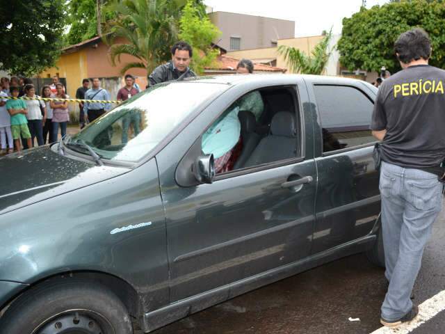  Carro onde homem foi executado ser&aacute; periciado nesta tarde 