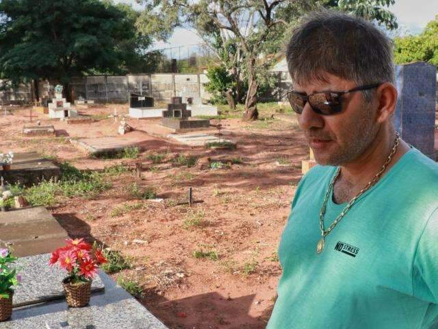 Na v&eacute;spera do Dia das M&atilde;es, filhos adiantam visitas para aquelas que j&aacute; se foram