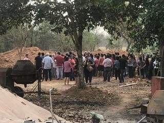 Parentes e amigos da família durante o sepultamento de Miguel Henrique dos Santos Zenteno no cemitério municipal de Aquidauana (Foto: Giselli Figueiredo) 