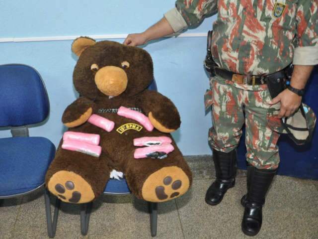  Pol&iacute;cia apreende adolescente com droga em ursinho de pel&uacute;cia