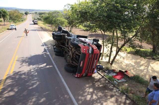 Carreta tomba e motorista sofre ferimentos graves na BR-163