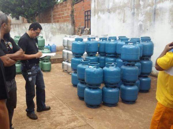 No primeiro dia de opera&ccedil;&atilde;o, tr&ecirc;s s&atilde;o presos por venda ilegal de g&aacute;s