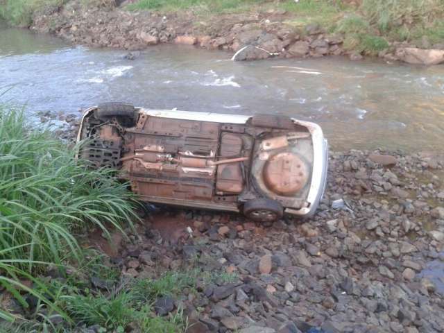 Carro perde controle em po&ccedil;a d&#039;&aacute;gua, capota e cai no Rio Anhandu&iacute;