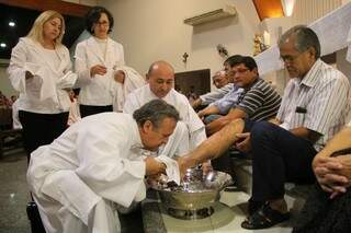 Arcebispo de Campo Grande, Dom Dimas Lara Barbosa imita gesto de Jesus de lavar os pés dos discípulos. (Foto: Marcos Ermínio)