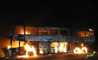 Ônibus ficou destruído. Ninguém ficou ferido. (foto: Idest/Eder Pereira)