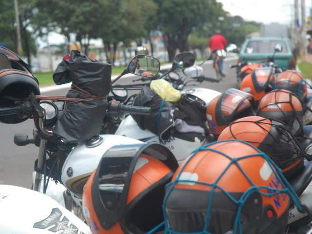  Lei obriga fornecimento de adesivo protetor em capacete de motot&aacute;xi