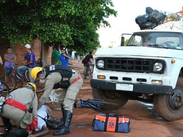  Caminh&atilde;o de lixo atropela jovem de bicicleta em Nova Andradina