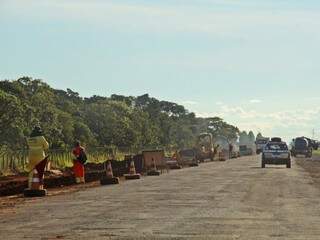 Operários trabalhando nas margens da pista, por onde passarão tubos de drenagem (Foto: Marcos Ermínio)