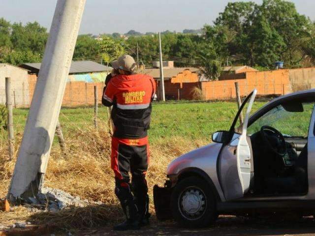 Condutor perde controle de dire&ccedil;&atilde;o e derruba poste no Jardim Parati 