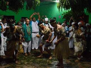 Os seguidores se vestiram de indígenas e dançaram na cerimônia (Foto: Danielle Matos)