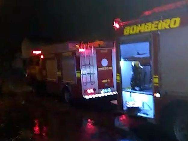 Inc&ecirc;ndio atinge dep&oacute;sito de supermercado e suspeita &eacute; de curto-circuito