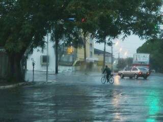Chuva em Campo Grande na manhã desta sexta-feira. (Foto: Henrique Kawaminami)