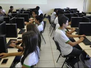 Estudantes do campus do Instituto Federal em Dourados (Foto: Hedio Fazan)
