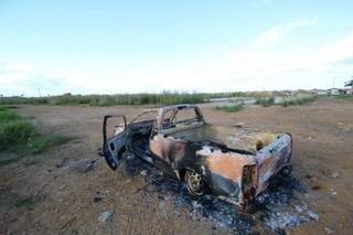 Veículo do suspeito queimado por moradores revoltados com o crime. (Foto: André Biittar) 