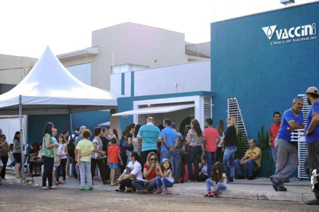 Ap&oacute;s dois meses, cl&iacute;nica recebe novo lote de vacinas e tem fila na porta