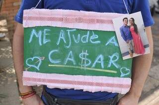 Placa feita a mão, revela sonho do adolescente. (Foto: Alcides Neto)