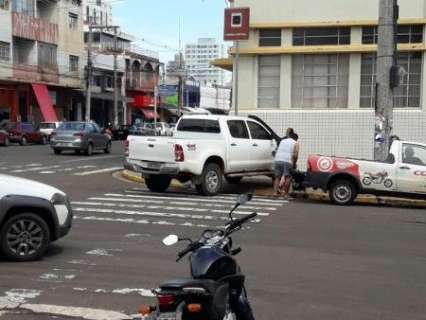 Motorista ignora leis e estaciona Hilux sobre cal&ccedil;ada e faixa de pedestre