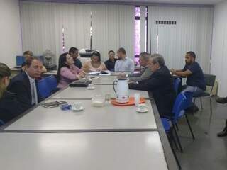Reunião na Central de Compras e Licitações da Prefeitura de Campo Grande com representantes do Bradesco e do Santander (Foto: Mayara Bueno)