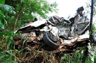 Veículo ficou destruído após colisão com uma morte na MS-276 (Foto: Márcio Rogério / Nova News)