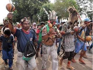 Indígenas Avá-Guarani em protesto sobre terra em Guaíra, Paraná. Estado também faz fronteira com Paraguai. (Foto: De olho nos ruralistas).