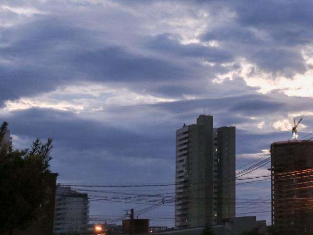 Frente fria se afasta deixando tempo mais seco, mas ainda chove &agrave; tarde