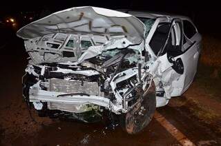O motorista do Onix não teve ferimentos graves, apesar da força da batida. (Foto:Ivi Notícias)