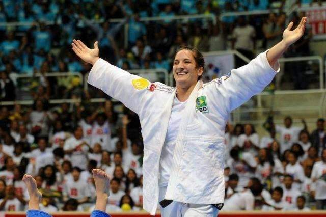 Mayra Aguiar vence duas lutas e se classifica para semifinal no jud&ocirc;