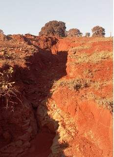 A atividade mineradora causou uma grande erosão na região da pedreira. (Foto: Divulgação/PMA)