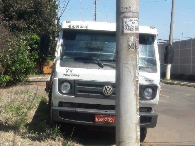 Caminhões e veículos dos Correios utilizam calçada como