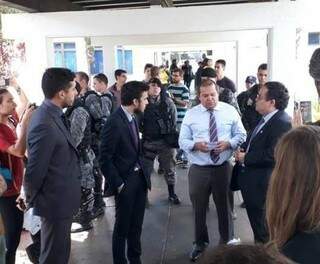 Delegado da Polícia Federal (camisa clara) conversa com representantes da OAB e professores (Foto: Direto das Ruas)