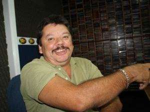 Agente funer&aacute;rio morre ao colidir carro em traseira de carreta na BR-163