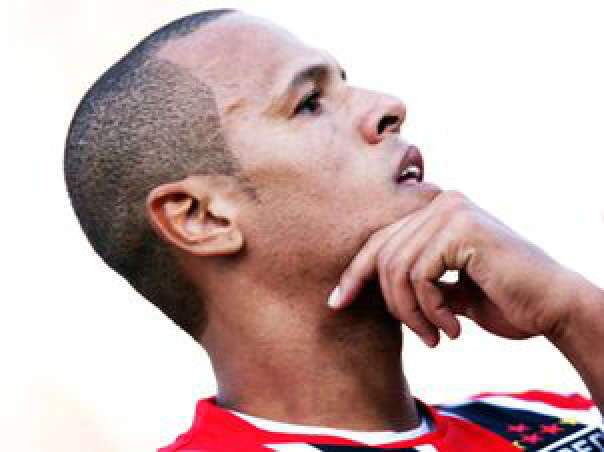  Com dois de Luis Fabiano, S&atilde;o Paulo vence cl&aacute;ssico contra Corinthians por 2 a 1
