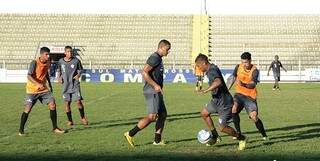 Sob forte calor, na casa dos 40 graus de temperatura, o Corumbaense treinou ontem no horário do jogo (Foto: Diário Corumbaense)