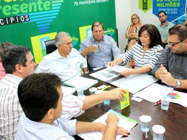 Azambuja atende pedido para asfalto e ir&aacute; investir R$ 5,5 milh&otilde;es