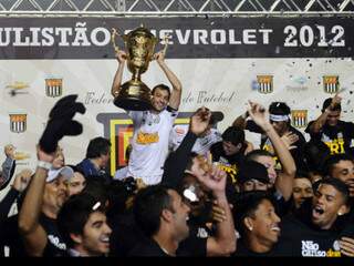Capitão do time, zagueiro Edu Dracena levanta o troféu do tri que iguala marca da &quot;era Pelé&quot; (Foto: Gazeta Esportiva)