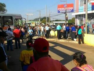 Ônibus estão parando no terminal Morenão desde cedo; motoristas protestam contra multa (Foto:Direto das Ruas)