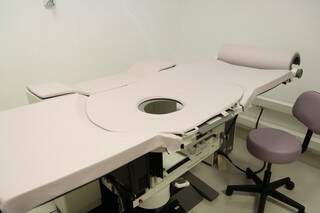 Única na Capital, mesa de estereoctomia traz mais conforto para paciente durante biópsia (Foto: Cleber Gellio)