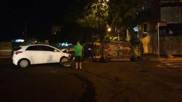 Carro capota ap&oacute;s colis&atilde;o no cruzamento da Bahia com a Bar&atilde;o do Rio Branco