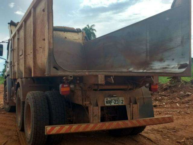 Funcion&aacute;rio de empreiteira &eacute; flagrado descartando terra e galhos em terreno