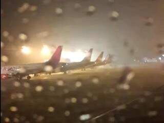 Aeronaves estacionadas no pátio do aeroporto, sem poder decolar devido ao mau tempo. (Foto: Arquivo Pessoal) 