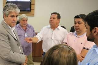 Empresários do setor de papelarias discutiram proposta junto a parlamentar. (Foto: Gerson Walber)