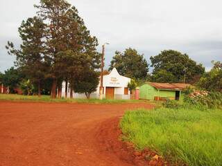 Entrada do vilarejo mostra única igreja da região. Missa acontece uma vez ao ano. (Foto: Marlon Ganassin)