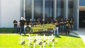 Policiais federais enterram cruzes em frente a delegacia durante protesto